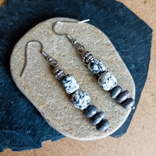 Boucles d'oreilles couleur argent, style celtique.