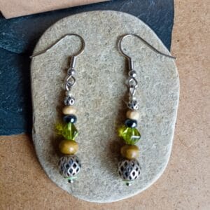 Boucles d'oreilles style celtique en métal, bois et verre.