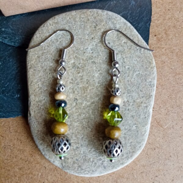 Boucles d'oreilles style celtique en métal, bois et verre.
