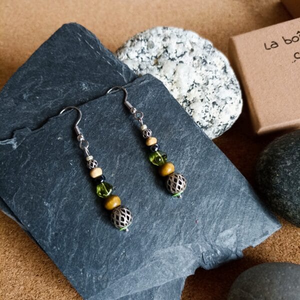 Boucles d'oreilles style celtique, en métal, bois et verre.