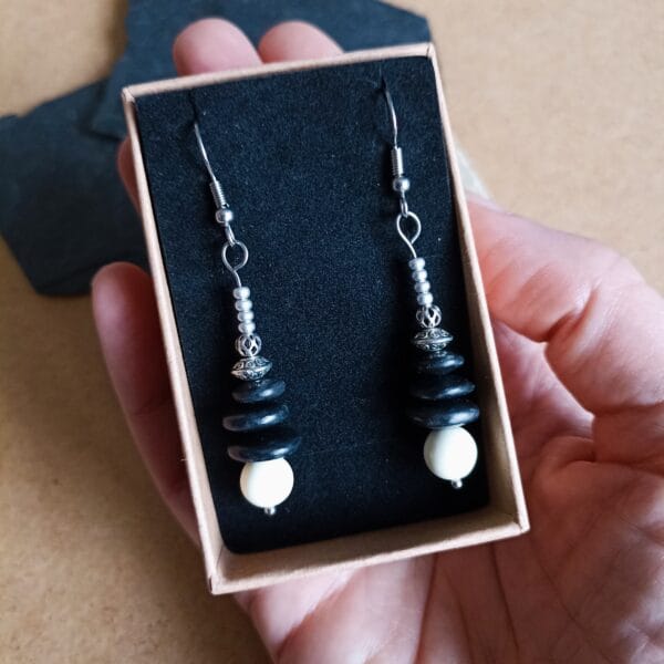 Boucles d'oreilles style celtique, en métal et pâte polymère.