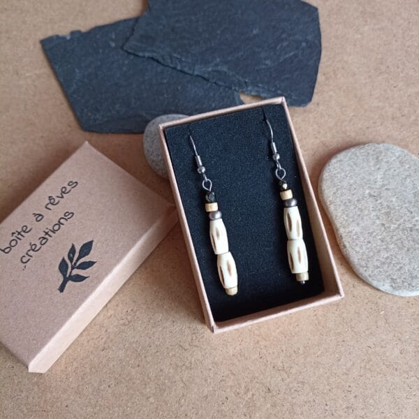 Boucles d'oreilles perles en os, style ethnique.