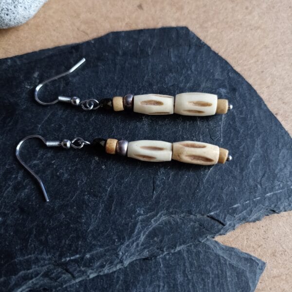 Boucles d'oreilles en perles os et bois, style celtique. Fermoir crochet.