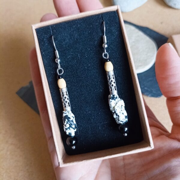 Boucles d'oreilles en perles métal, bois et pierre granit.
