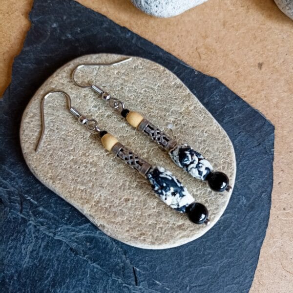 Boucles d'oreilles en perles métal, bois et pierre, style celtique.