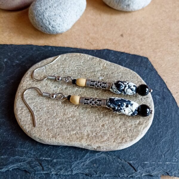 Boucles d'oreilles style celtique en métal et bois.