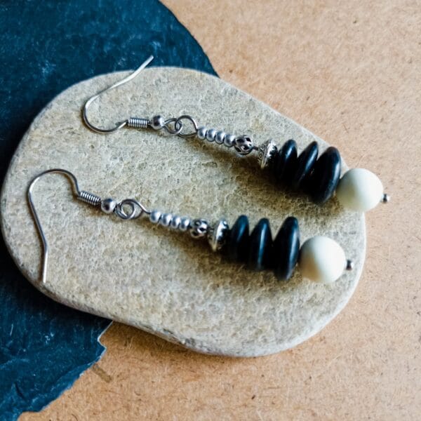 Boucles d'oreilles style celtique en pâte polymère et métal.