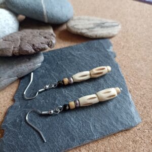 Boucles d'oreilles style ethnique, en os, bois et métal.