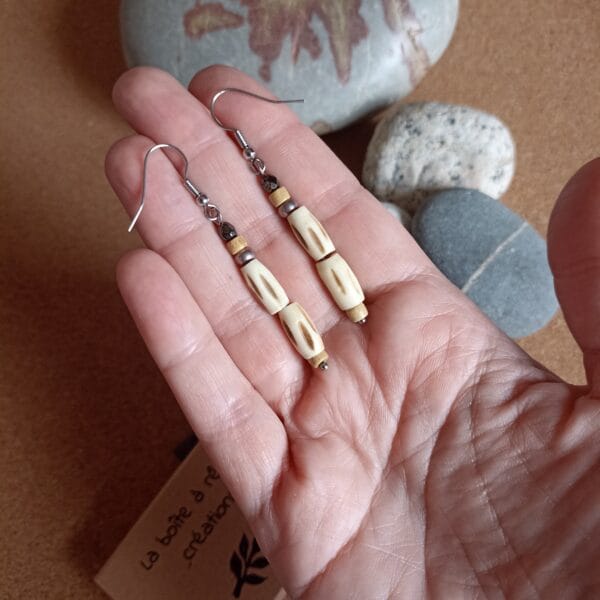 Boucles d'oreilles style ethnique, en os, verre et métal.