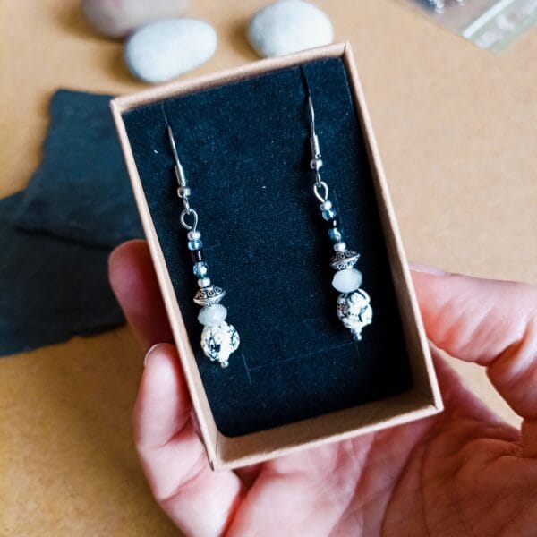 Boucles d'oreilles style celtique, en métal, verre et pâte polymère.