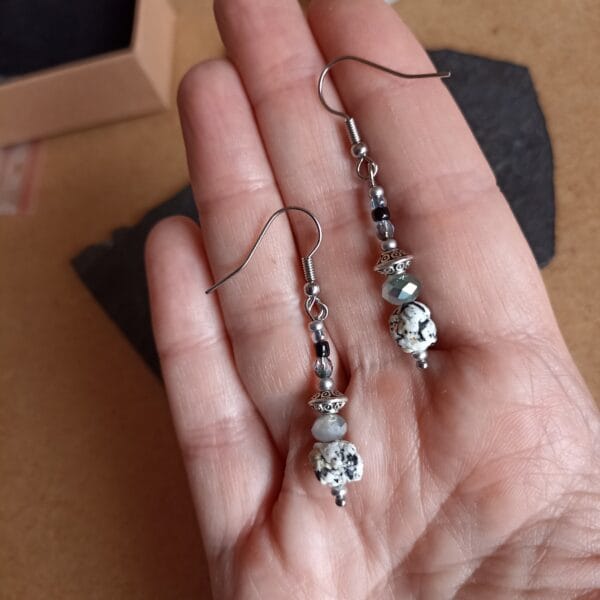 Boucles d'oreilles style celtique, en métal, verre et pâte polymère.