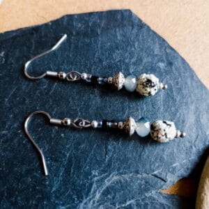 Boucles d'oreilles style celtique, en métal, verre et pâte polymère.
