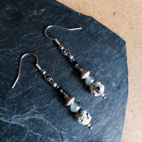 Boucles d'oreilles style celtique en métal, pâte polymère et verre.