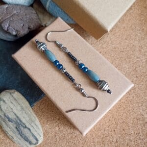 Boucles d'oreilles style celtique en bois, métal et verre.