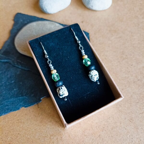 Boucles d'oreilles style celtique en verre, métal et pâte polymère.