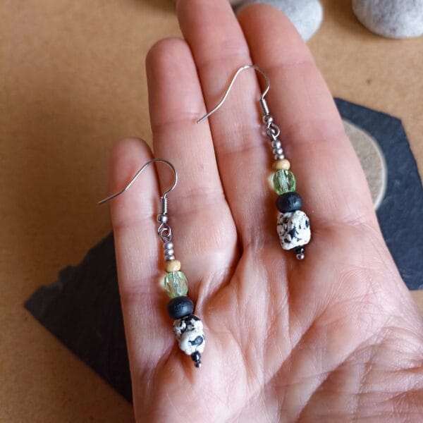 Boucles d'oreilles style celtique en verre, bois et pâte polymère.