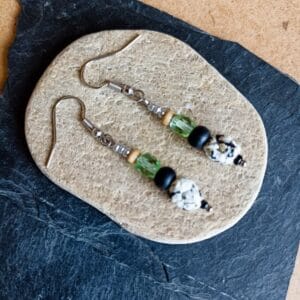 Boucles d'oreilles style celtique en verre, pâte polymère et métal.