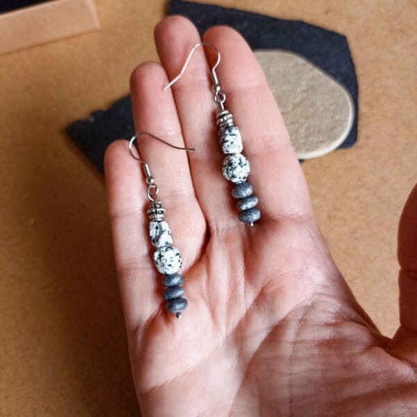 Boucles d'oreilles style celtique en résine polymère et métal.