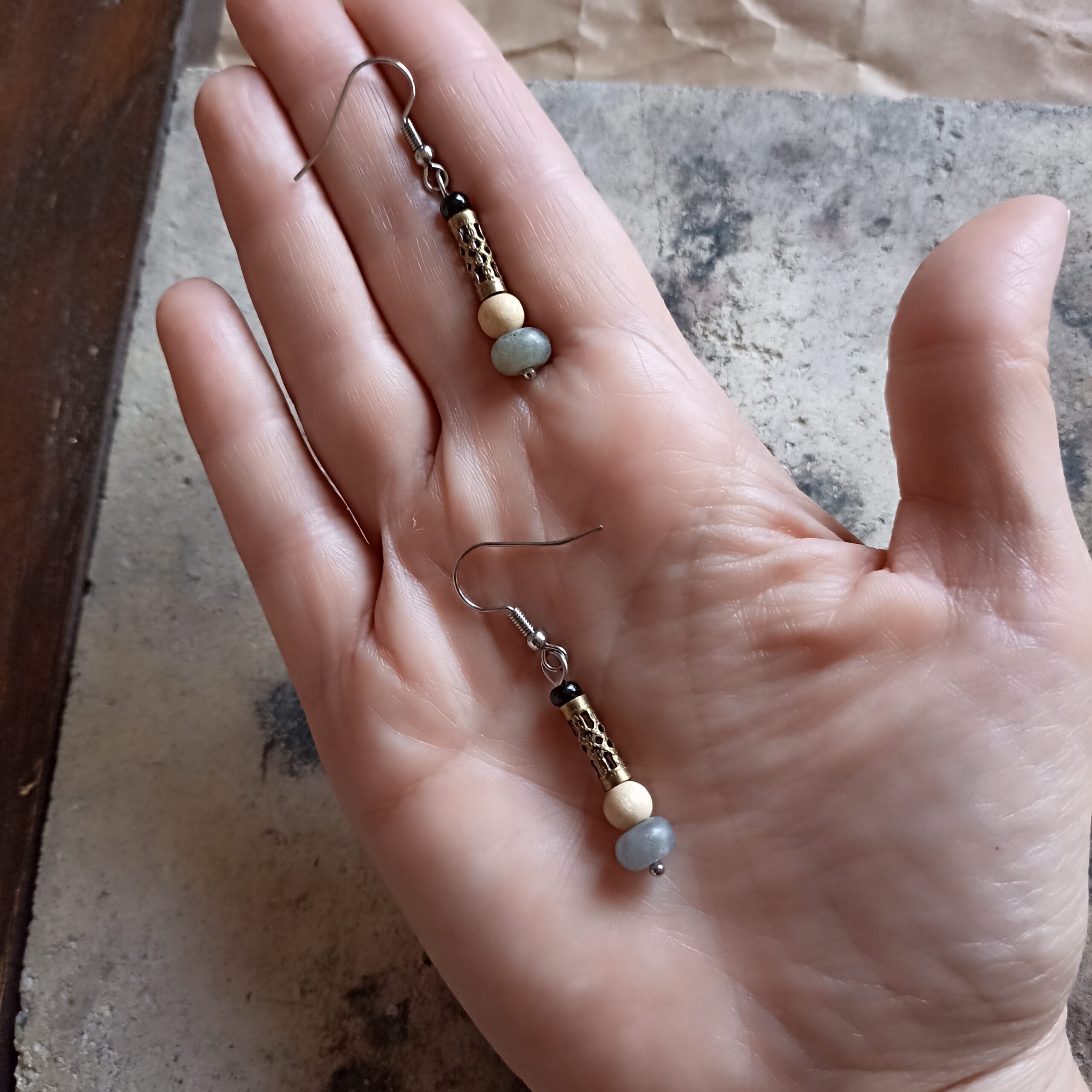 une paire de boucles d'oreilles posée dans une main