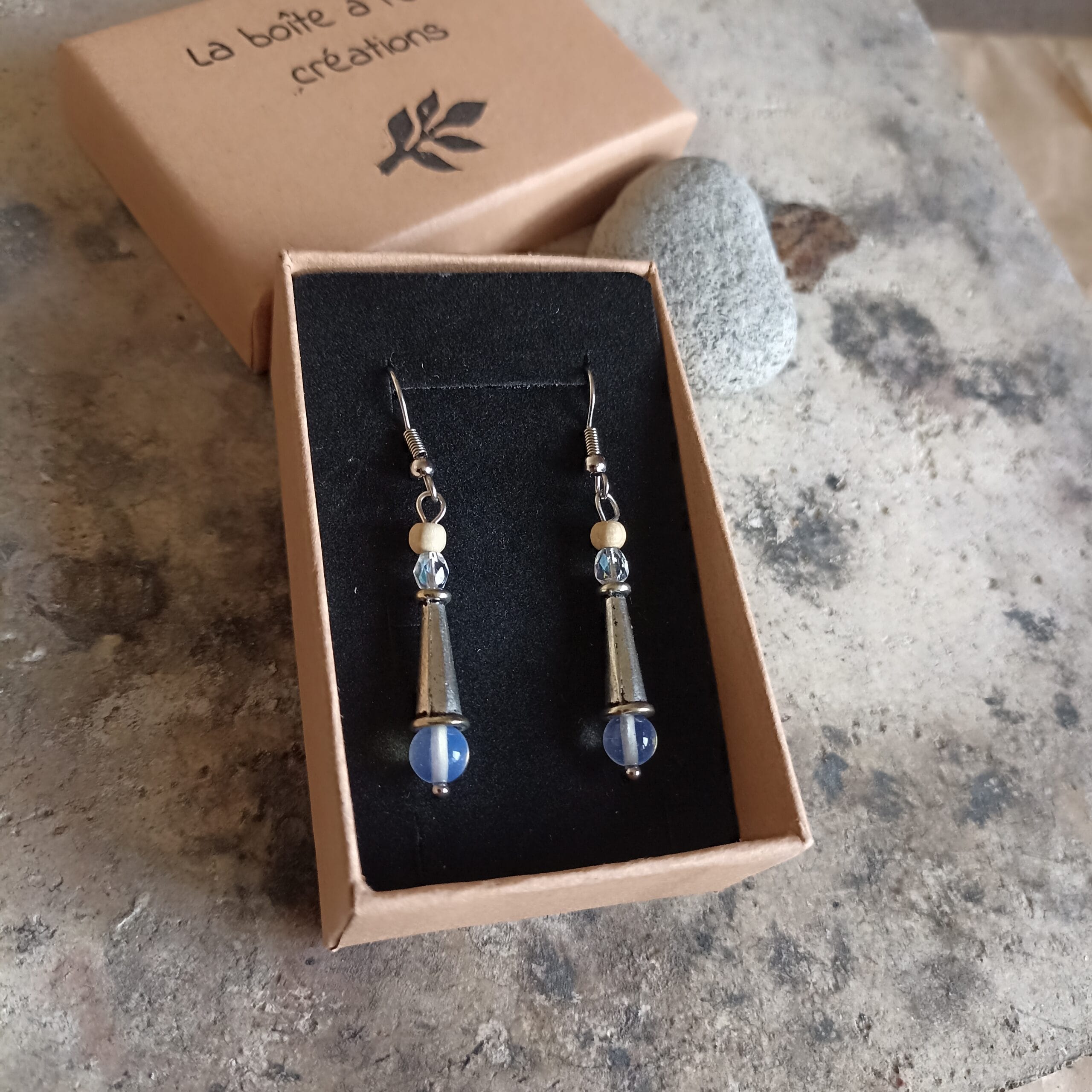 Boucles d'oreilles Lune exposées dans leur écrin.