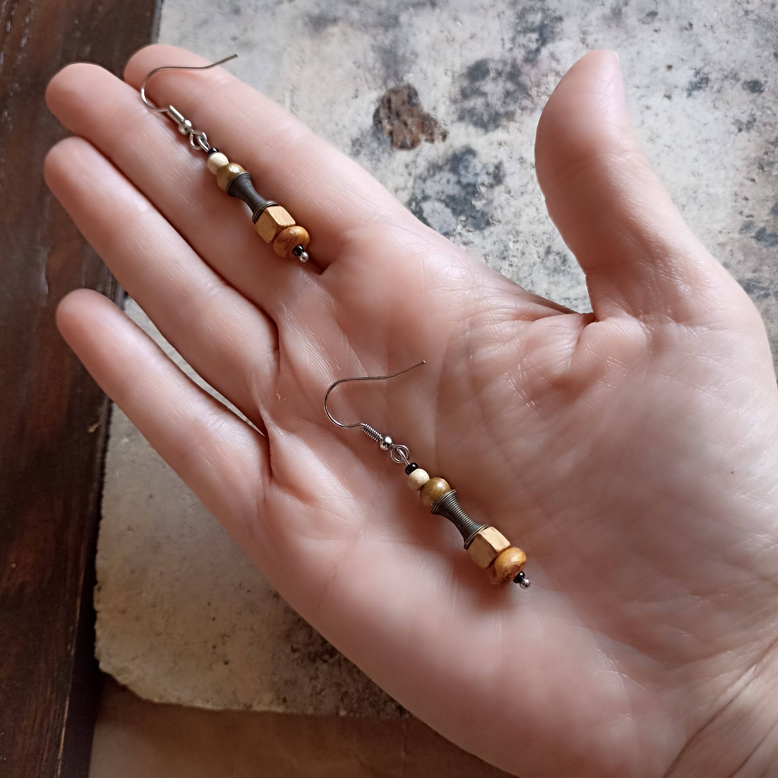 boucles d'oreilles Liane posées dans une main