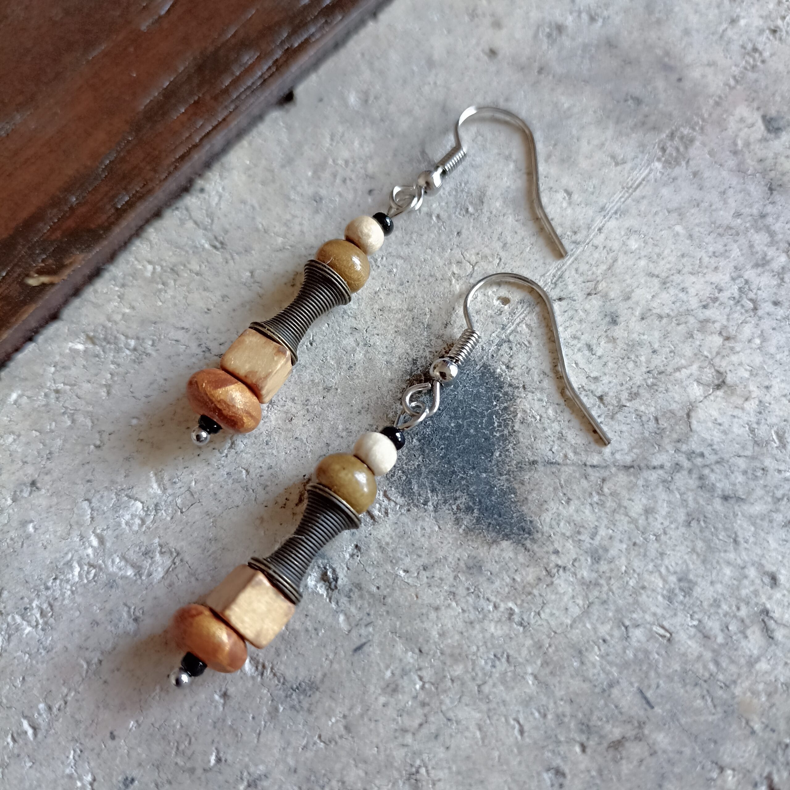 boucles d'oreilles Liane sur un fond en bois et béton