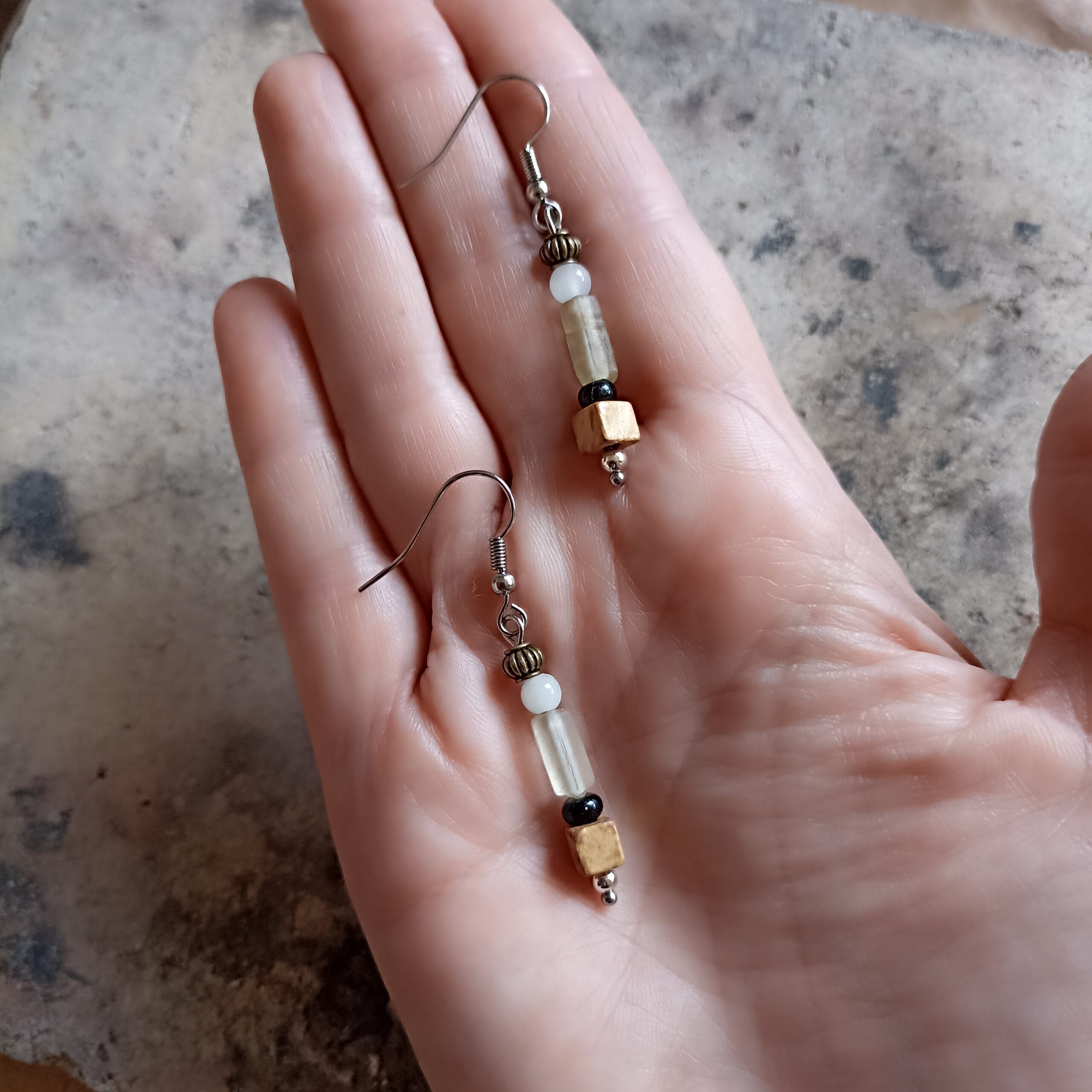 Boucles d'oreilles Tamara posées dans le creux d'une main