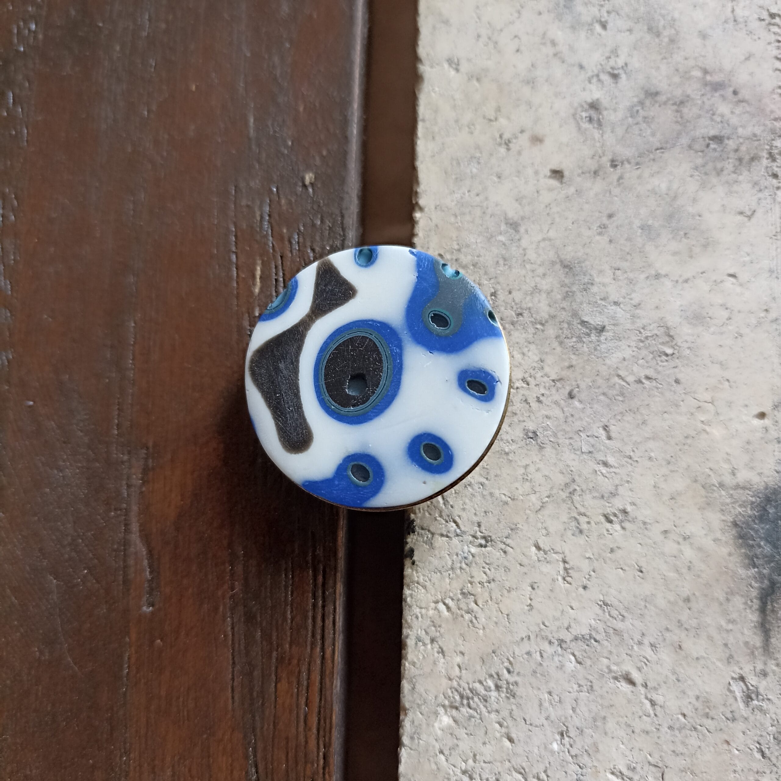 bague à plateau, ronde, blanche et bleue, vue de haut