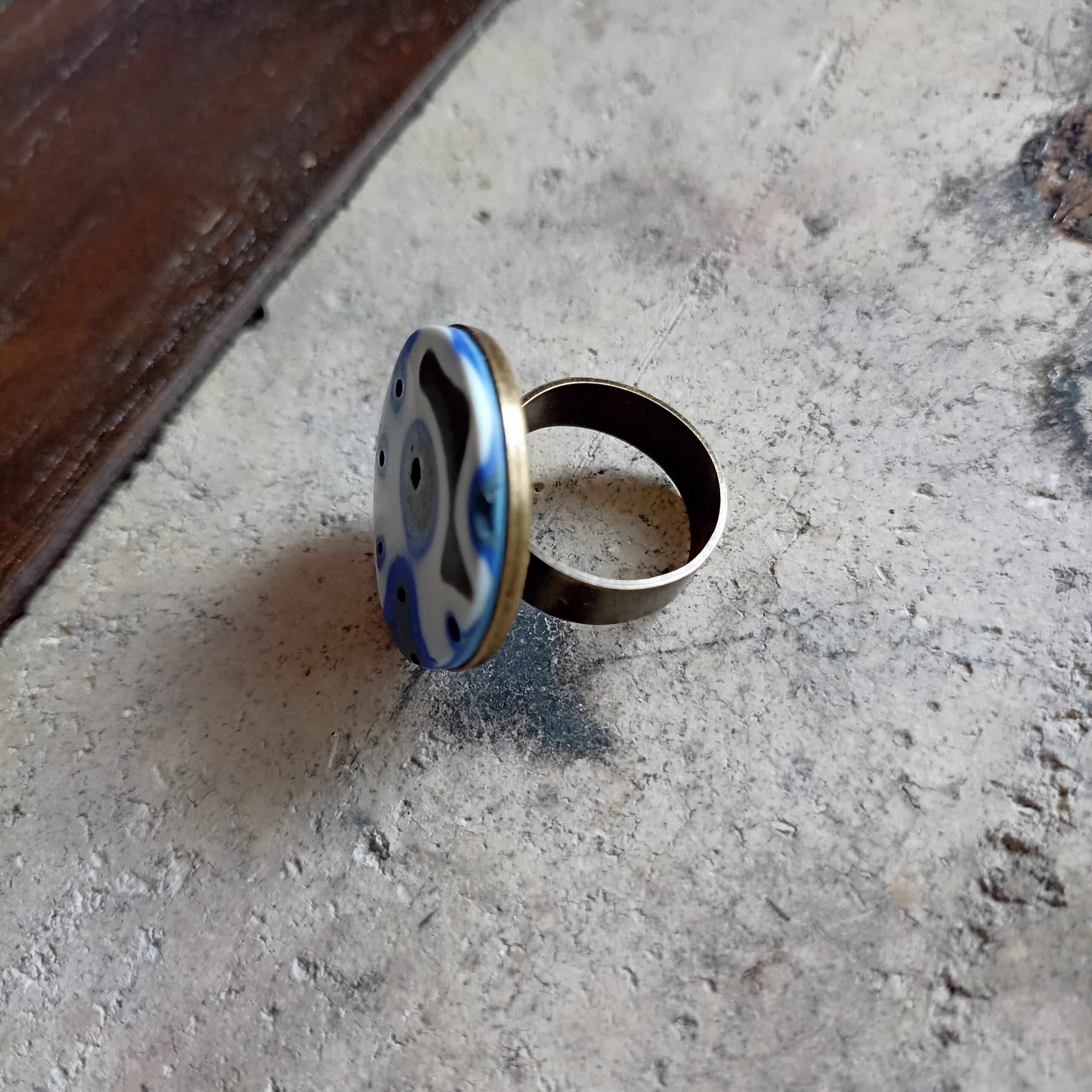 bague plateau ronde, blanche et bleue vue de derrière