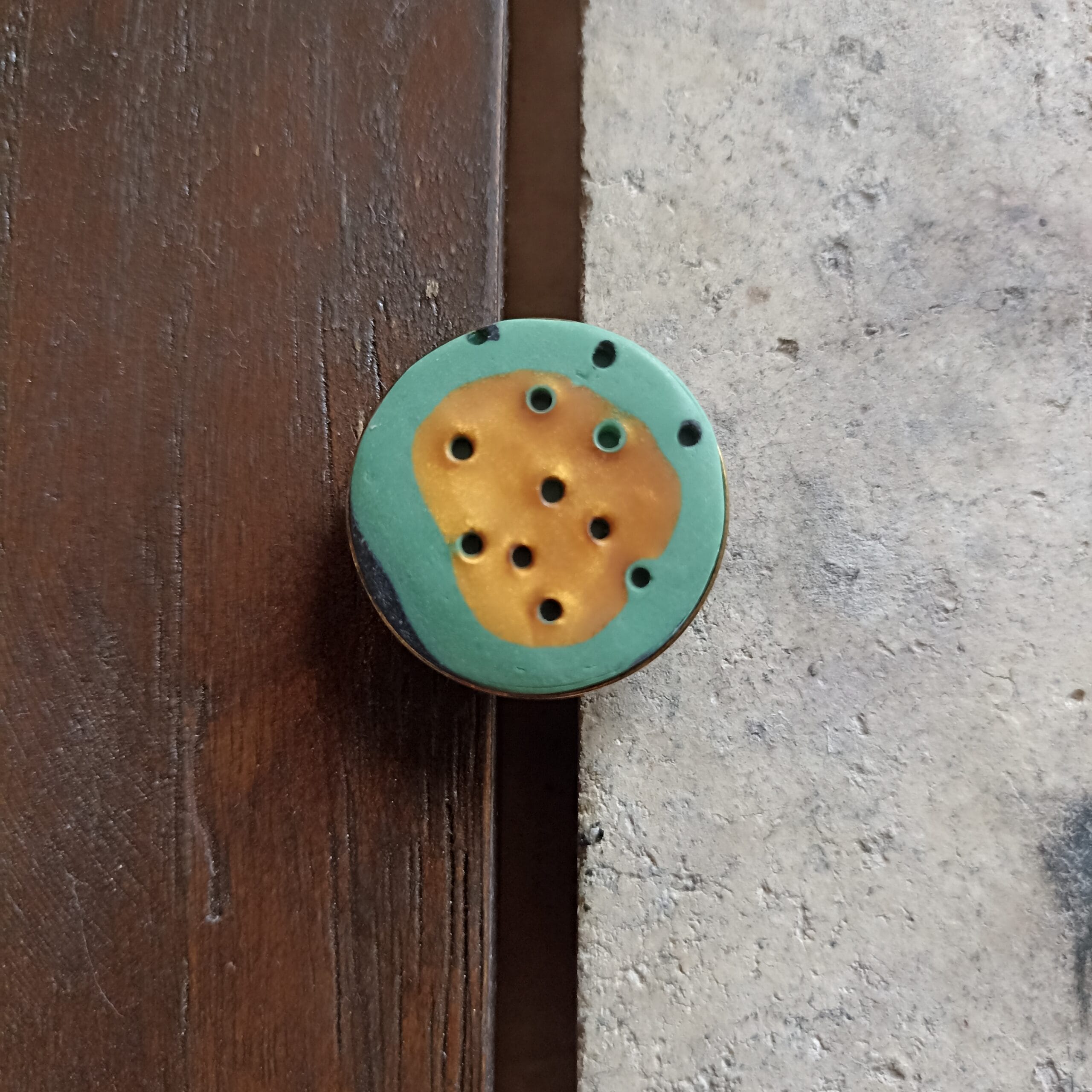 bague ronde vert et or vue de haut.