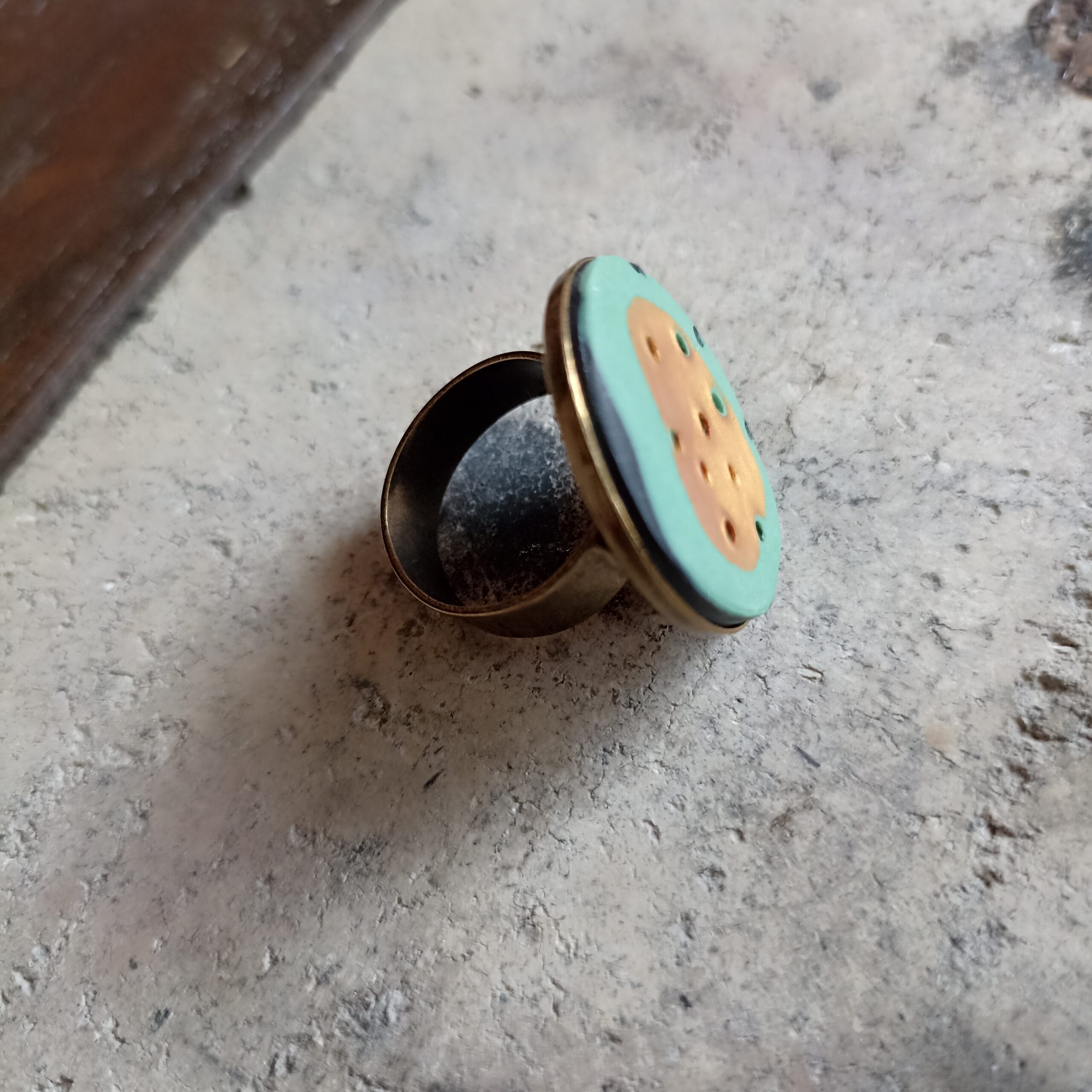 bague couleur vert et or vue de haut