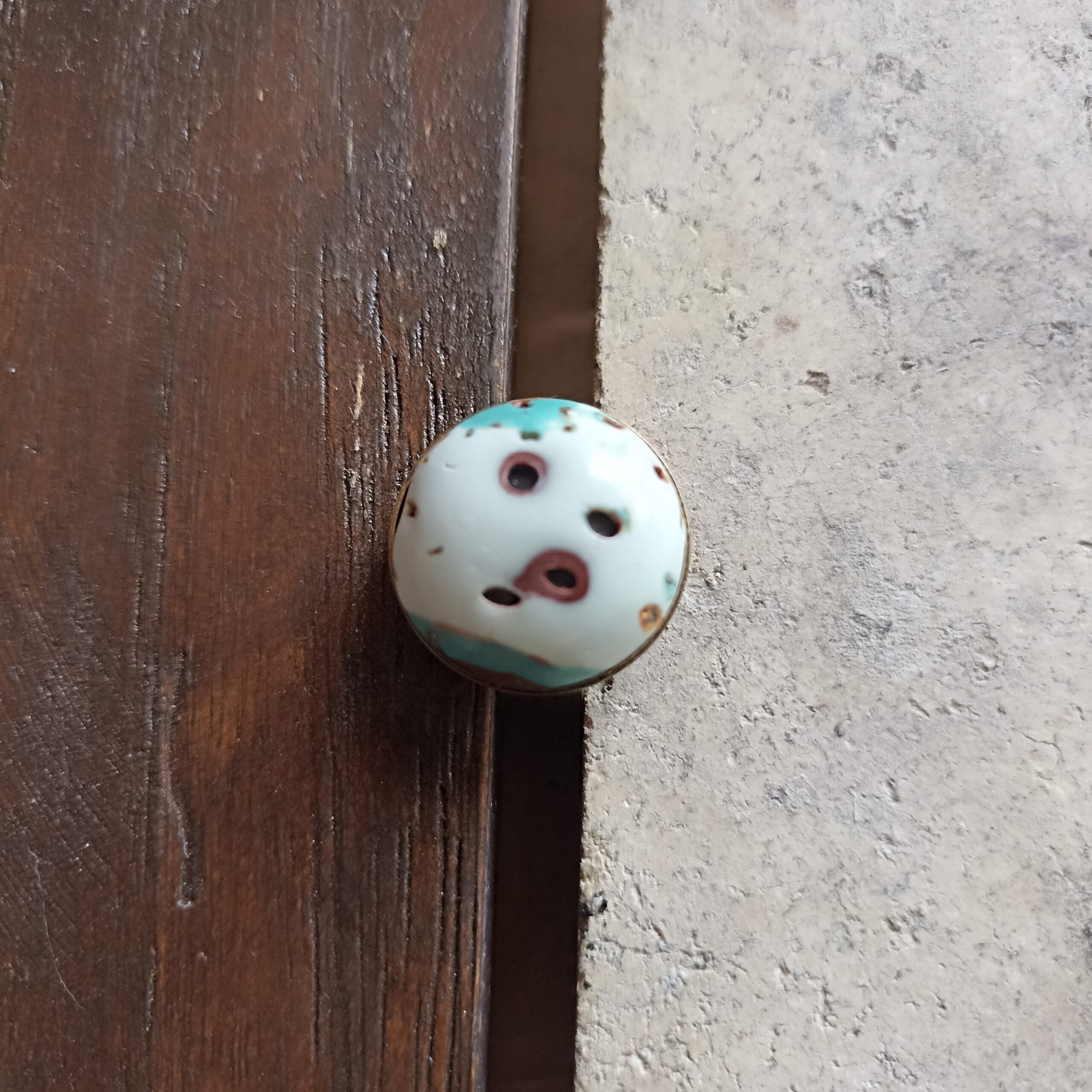bague bulle ronde, blanche et marron vue de haut.