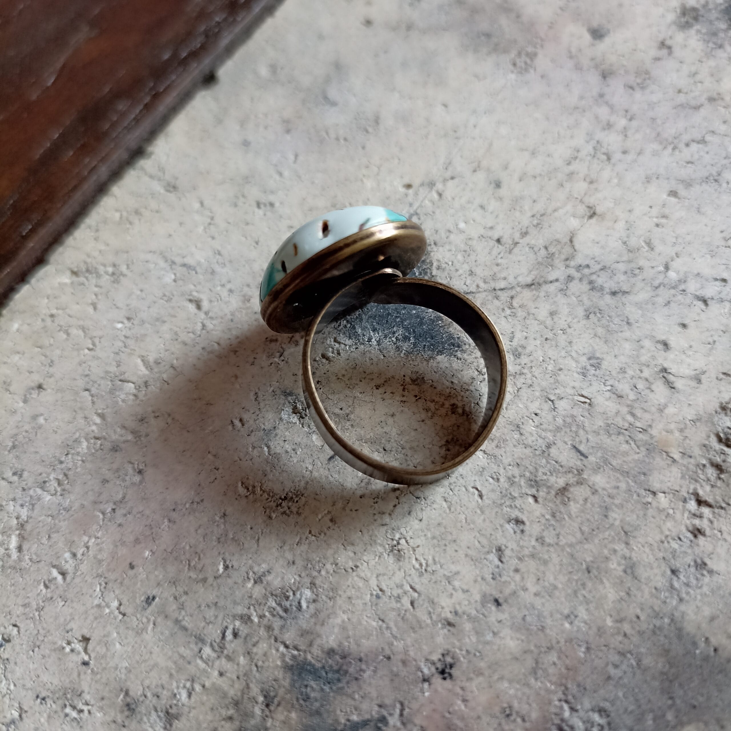 bague bulle en polymère et son anneau en laiton, vue de derrière.