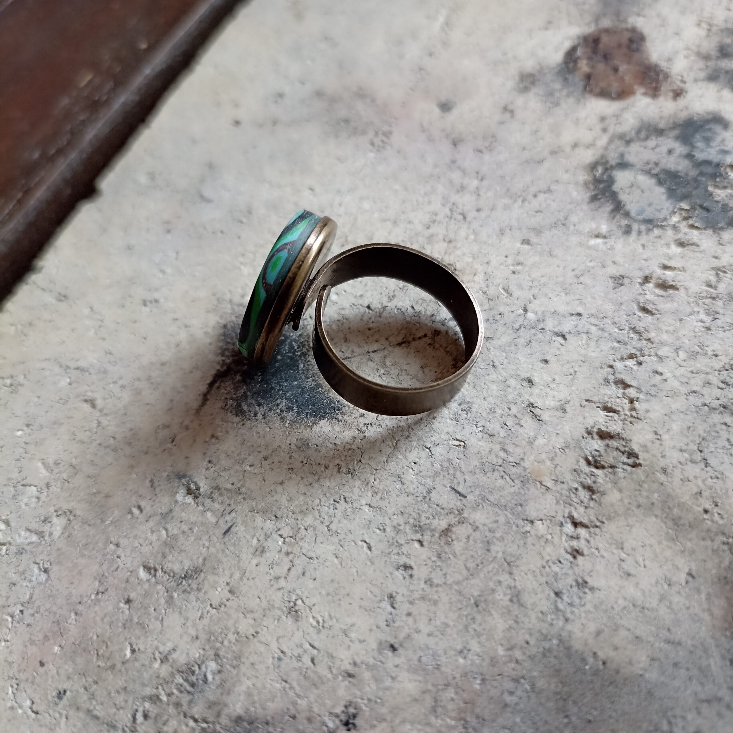 bague ronde en pâte polymère or et verte, vue de derrière