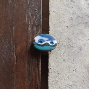 bague ovale bleue et blanche vue de haut.