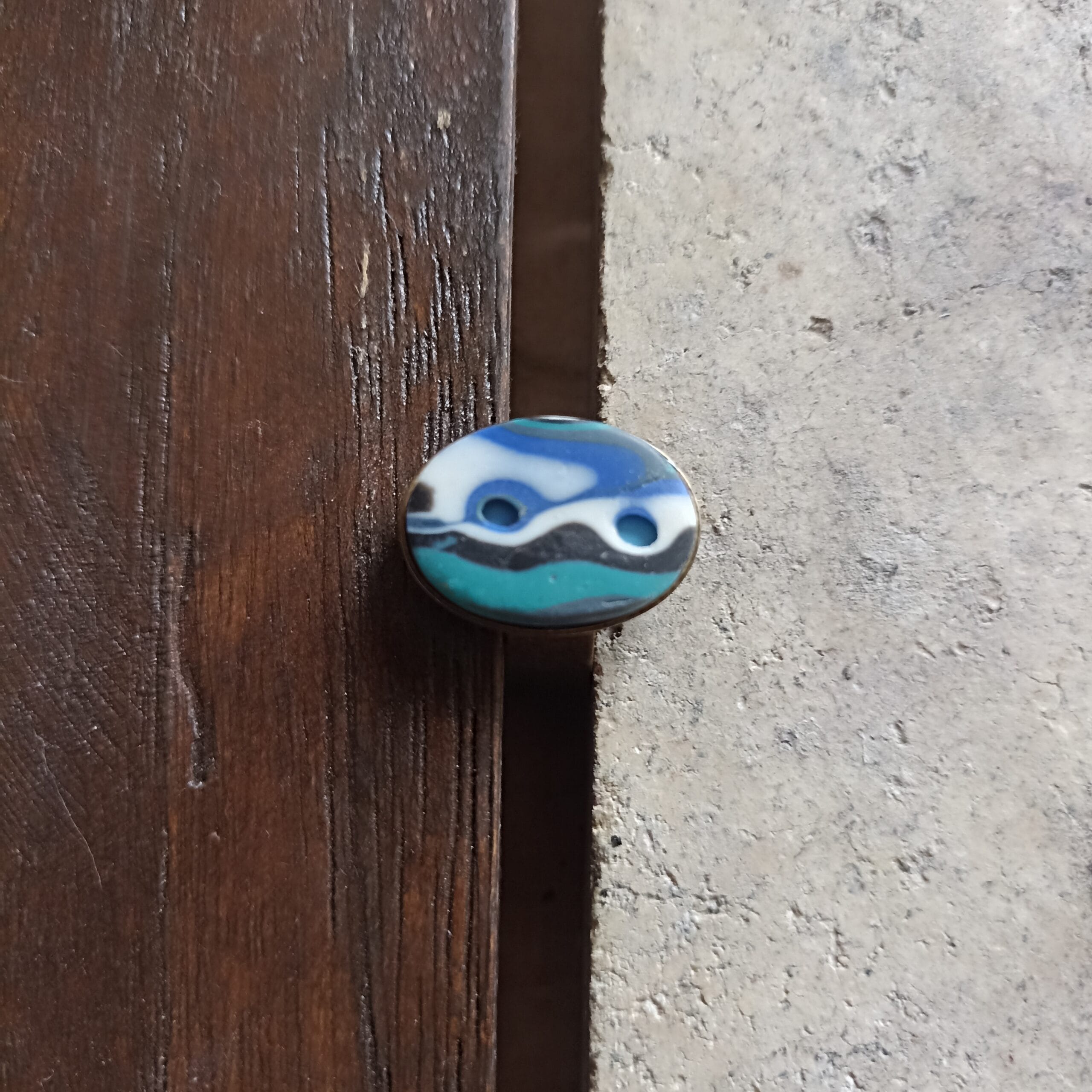 bague ovale bleue et blanche vue de haut.