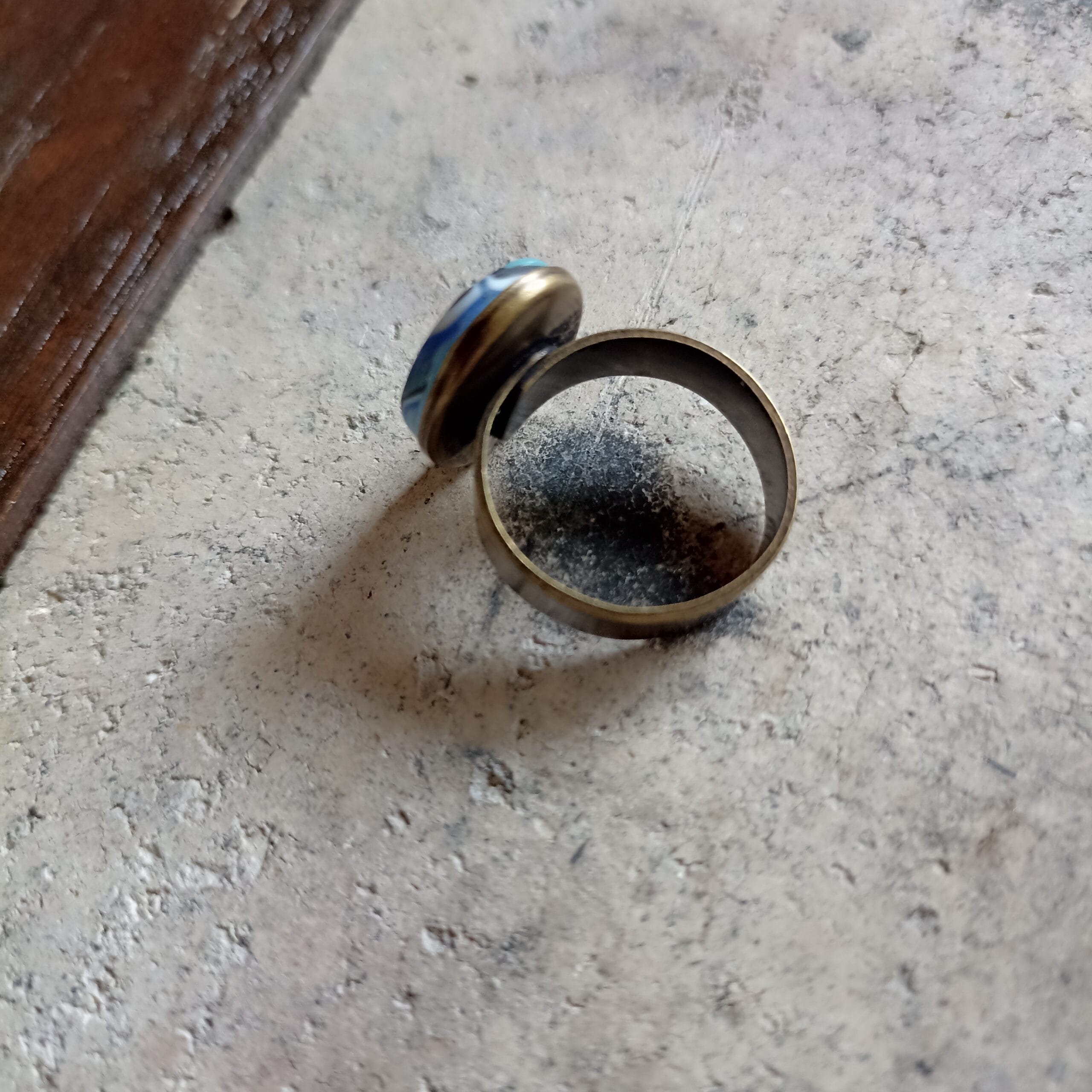bague ovale bleue et blanche avec son anneau, vue de derrière.