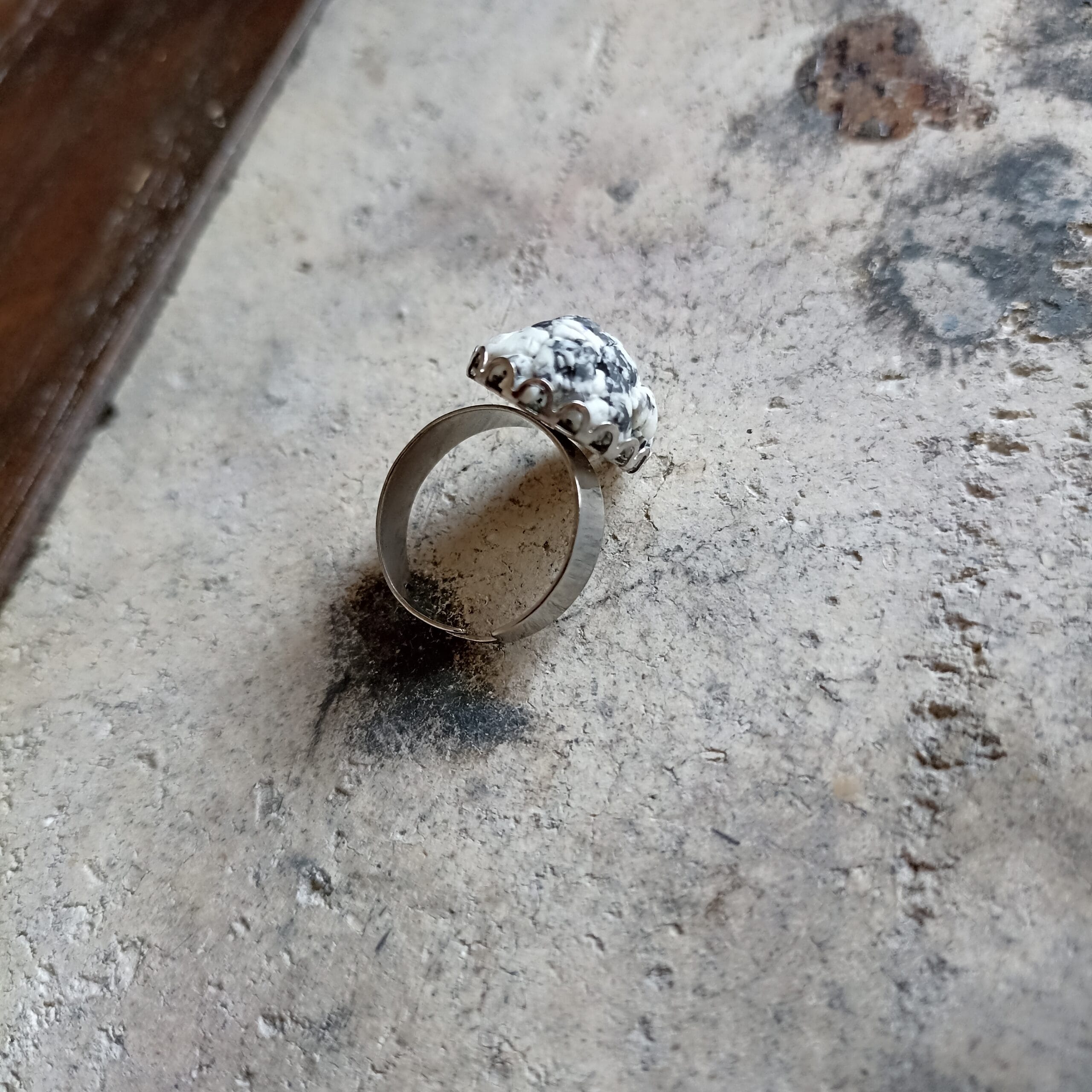 Bague en pâte polymère inspiration granit vue de dessus.