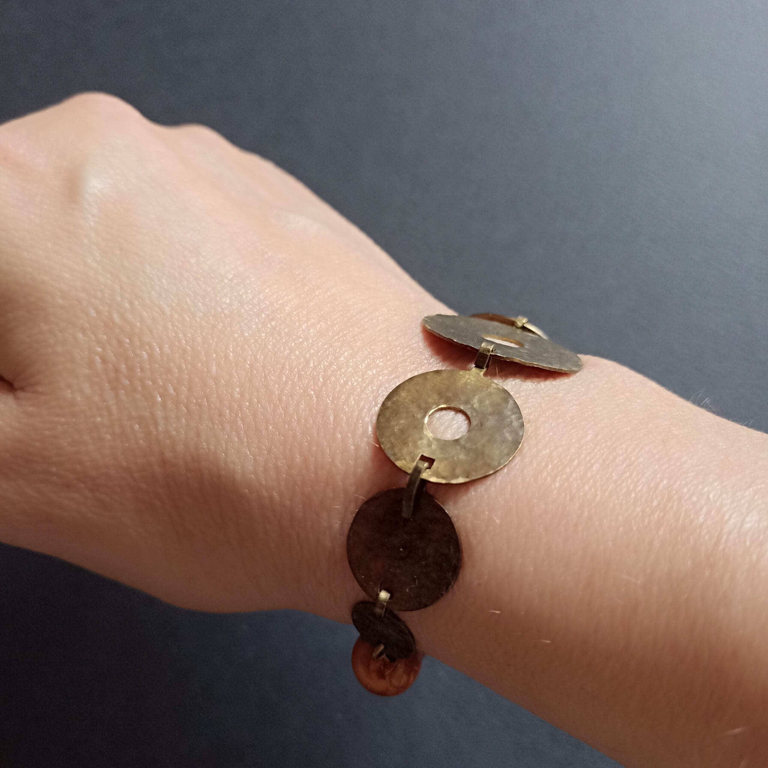 Bracelet Nymphe aux disques en laiton, autour de mon poignet.