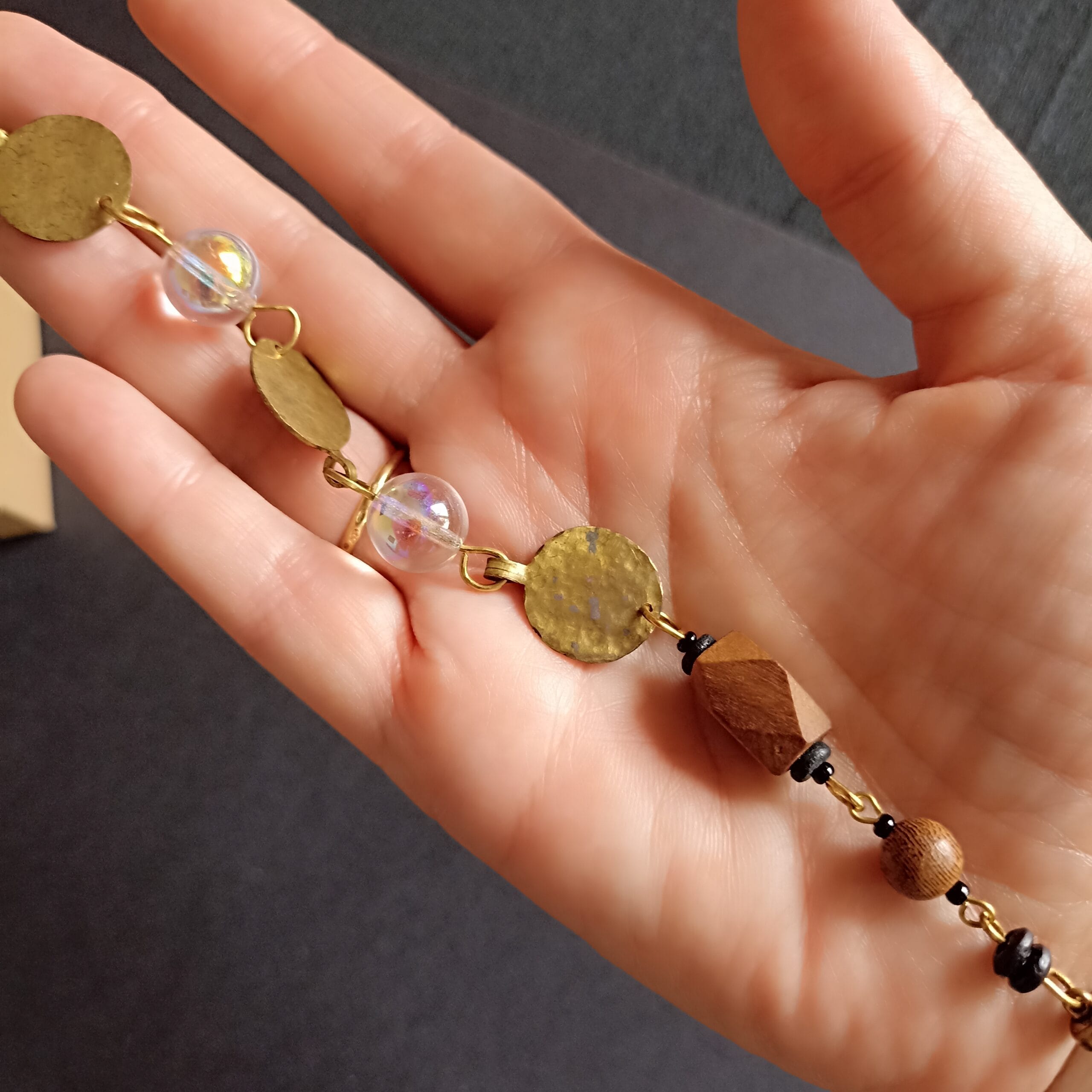 Bracelet Goutte posé à plat dans ma main.