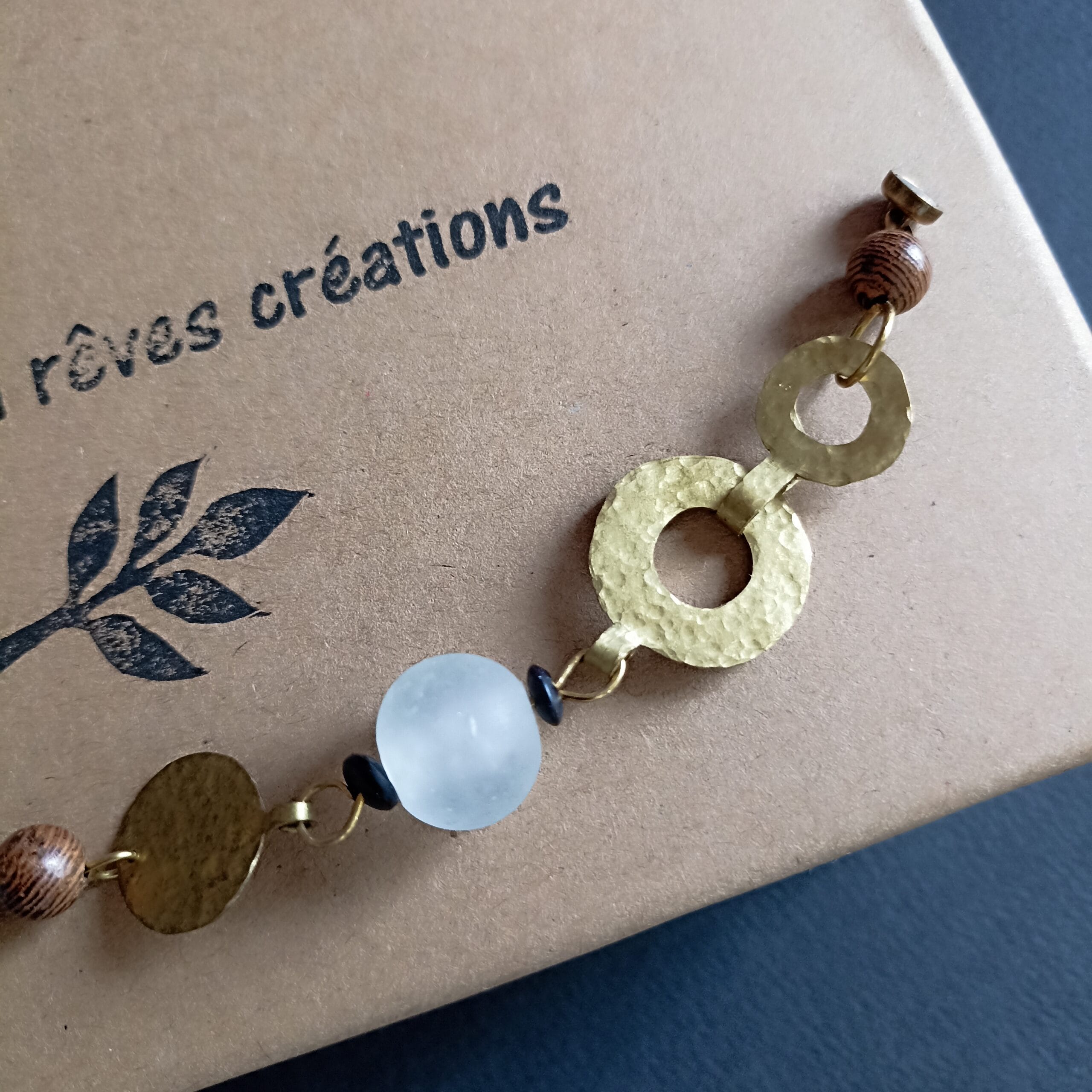 Détail du bracelet Ecume sur son écrin.