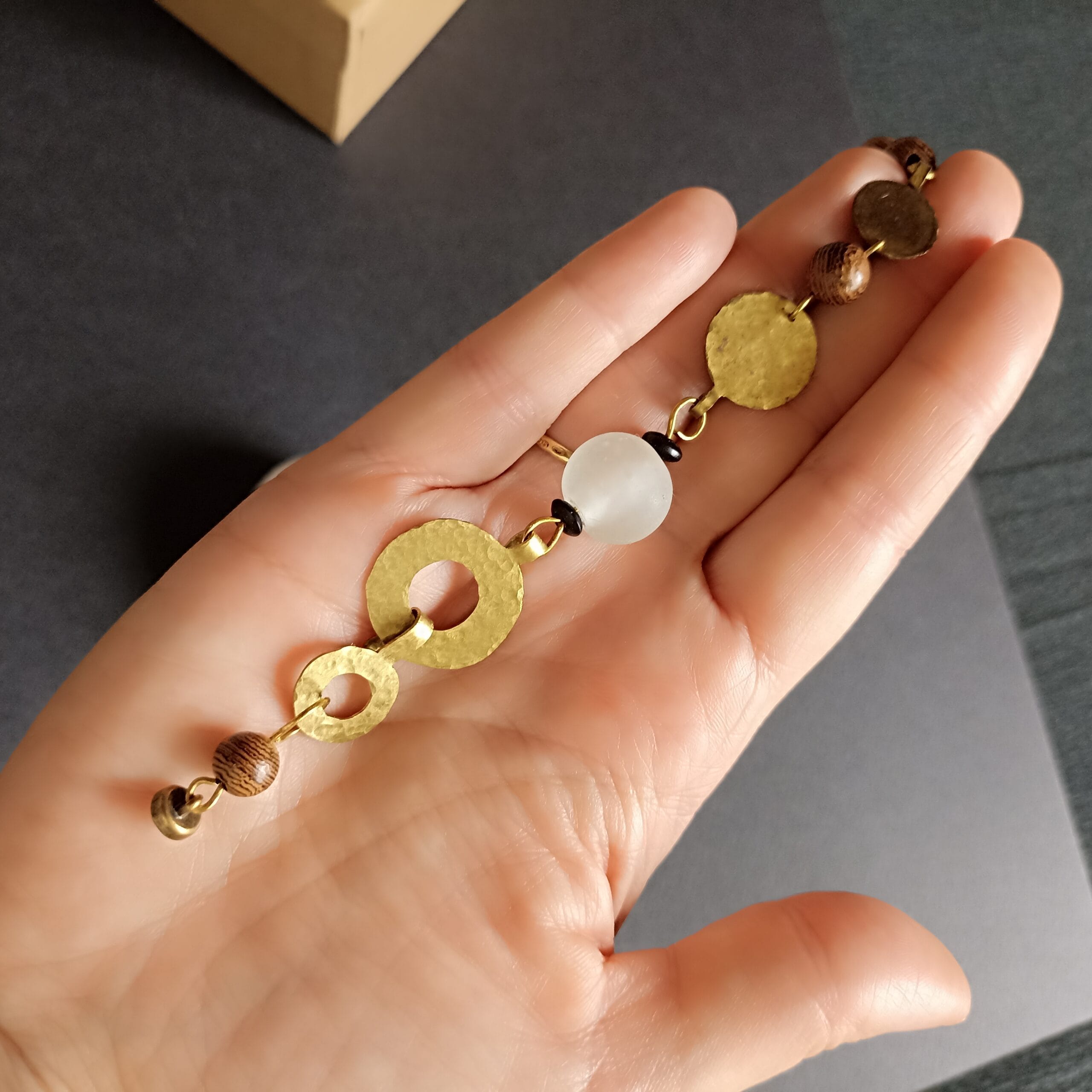 Bracelet Ecume posé à plat dans ma main.