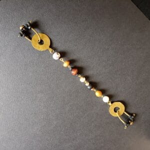 Bracelet Onde en perles de verre et polymère, deux disques en laiton martelé et fermoir magnétique.