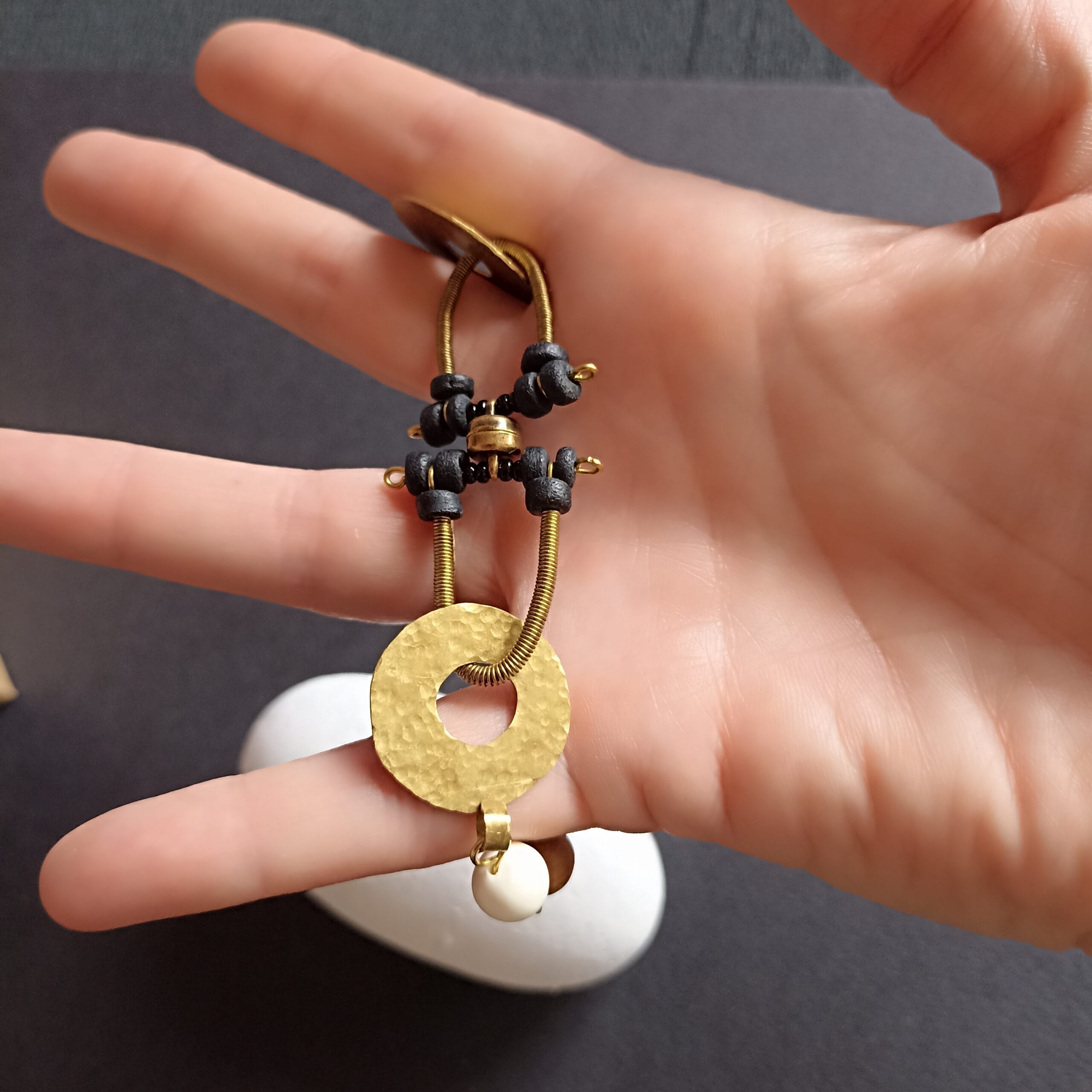 Détail du fermoir du bracelet Onde posé dans ma main.