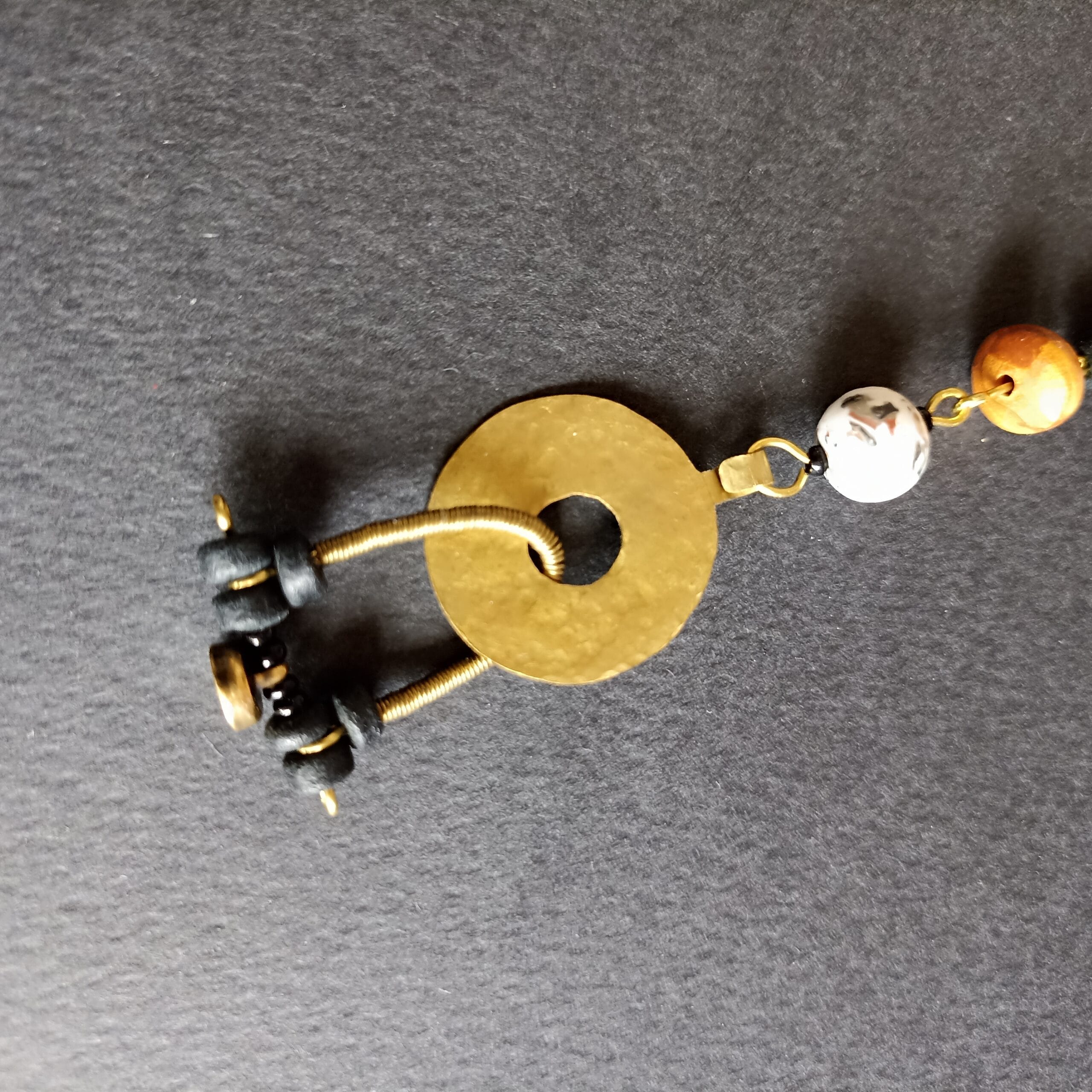 Détail du bracelet Onde et son fermoir magnétique.