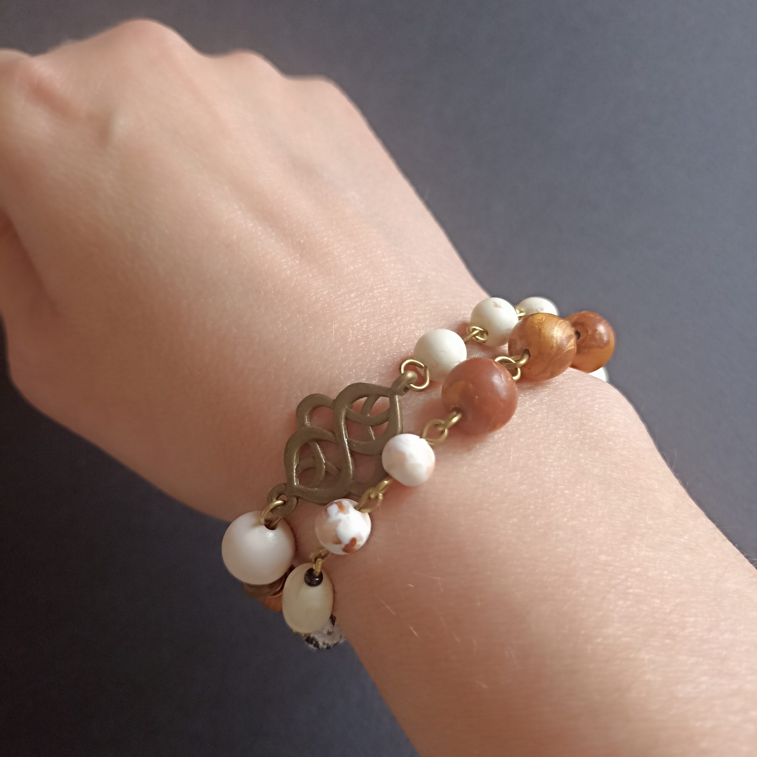 bracelet aux couleurs d'automne et au motif celte porté sur mon poignet