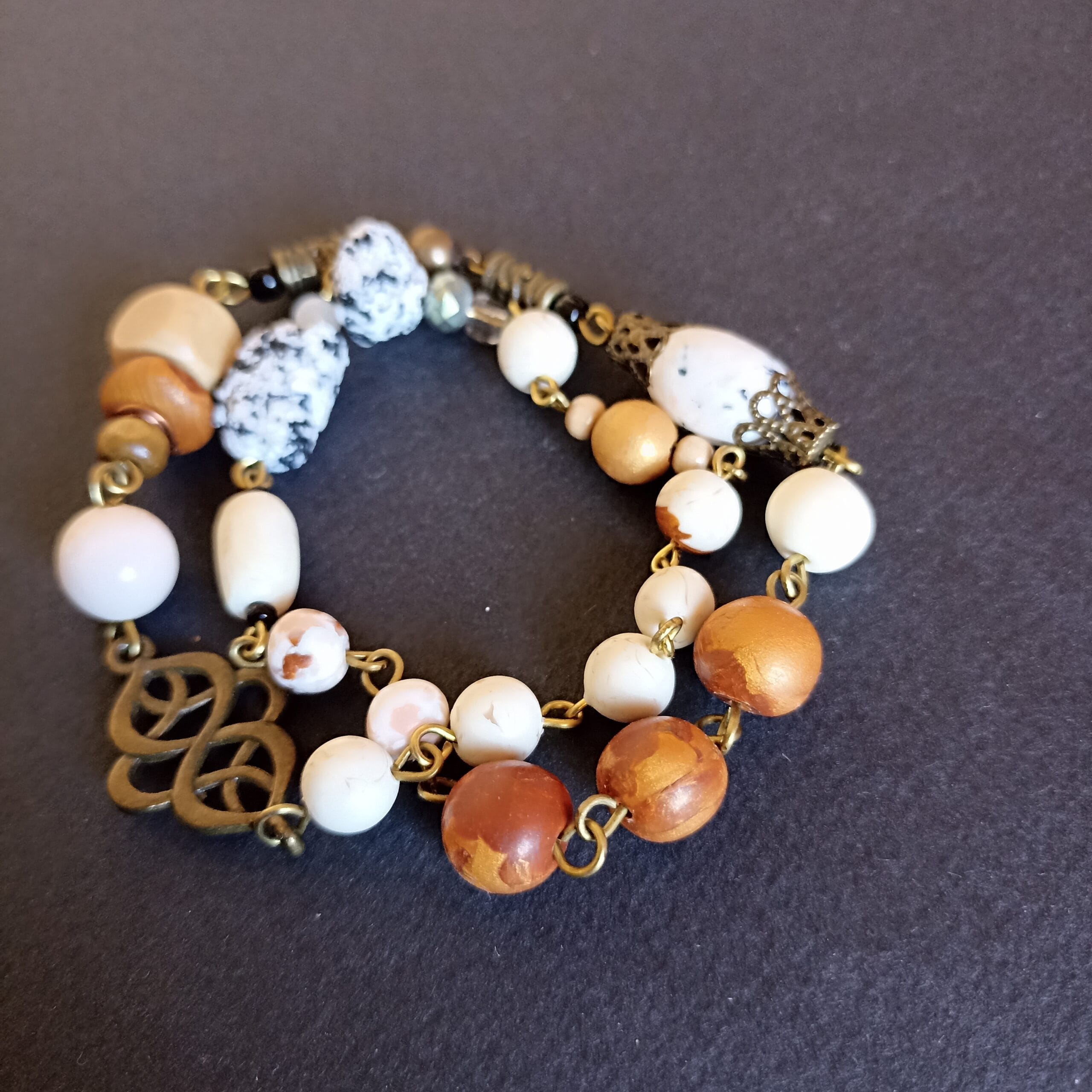 bracelet aux couleurs de nature et de plage.