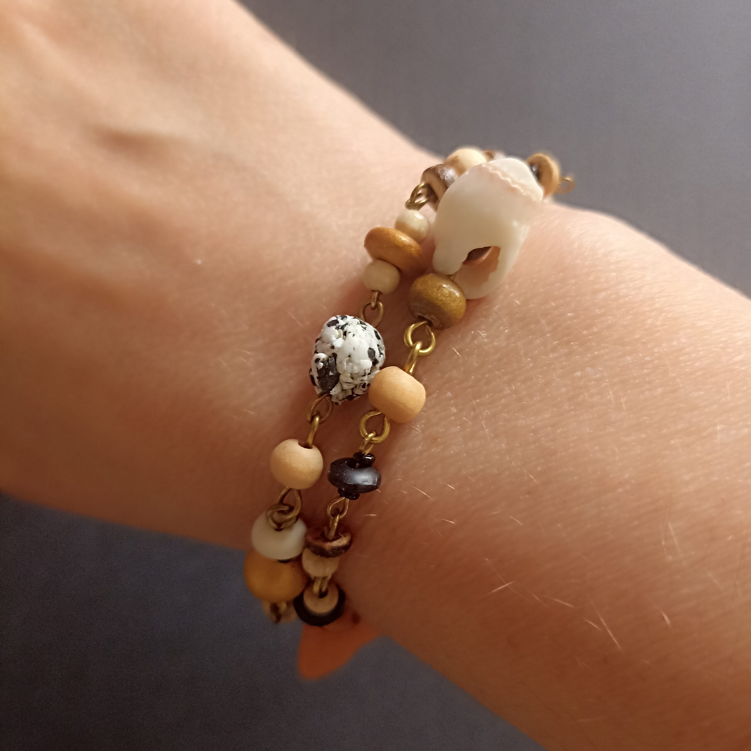 bracelet Plage porté sur mon poignet.