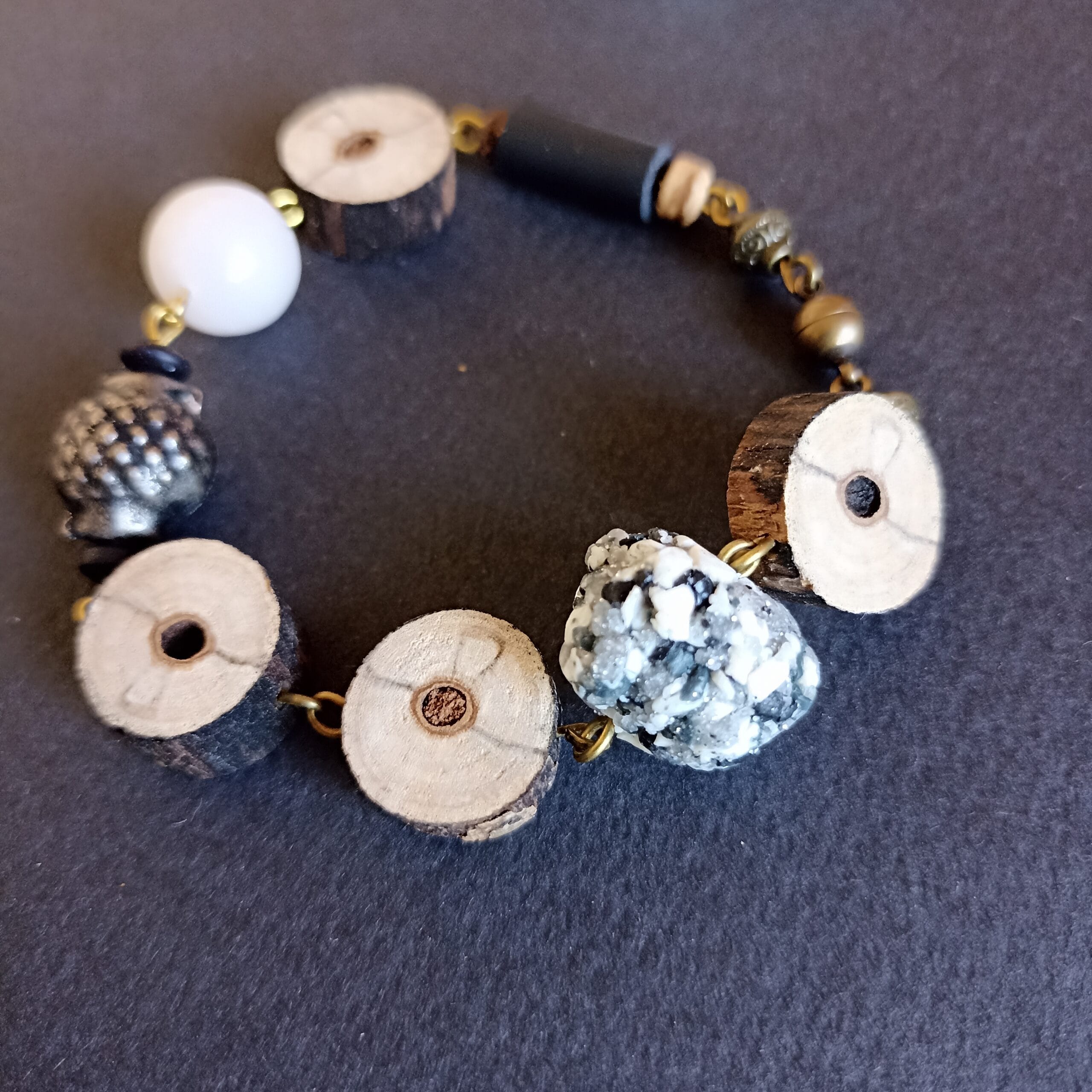 vue du bracelet Sylvana avec sa perle en pâte polymère et ses rondelles en bois flotté.