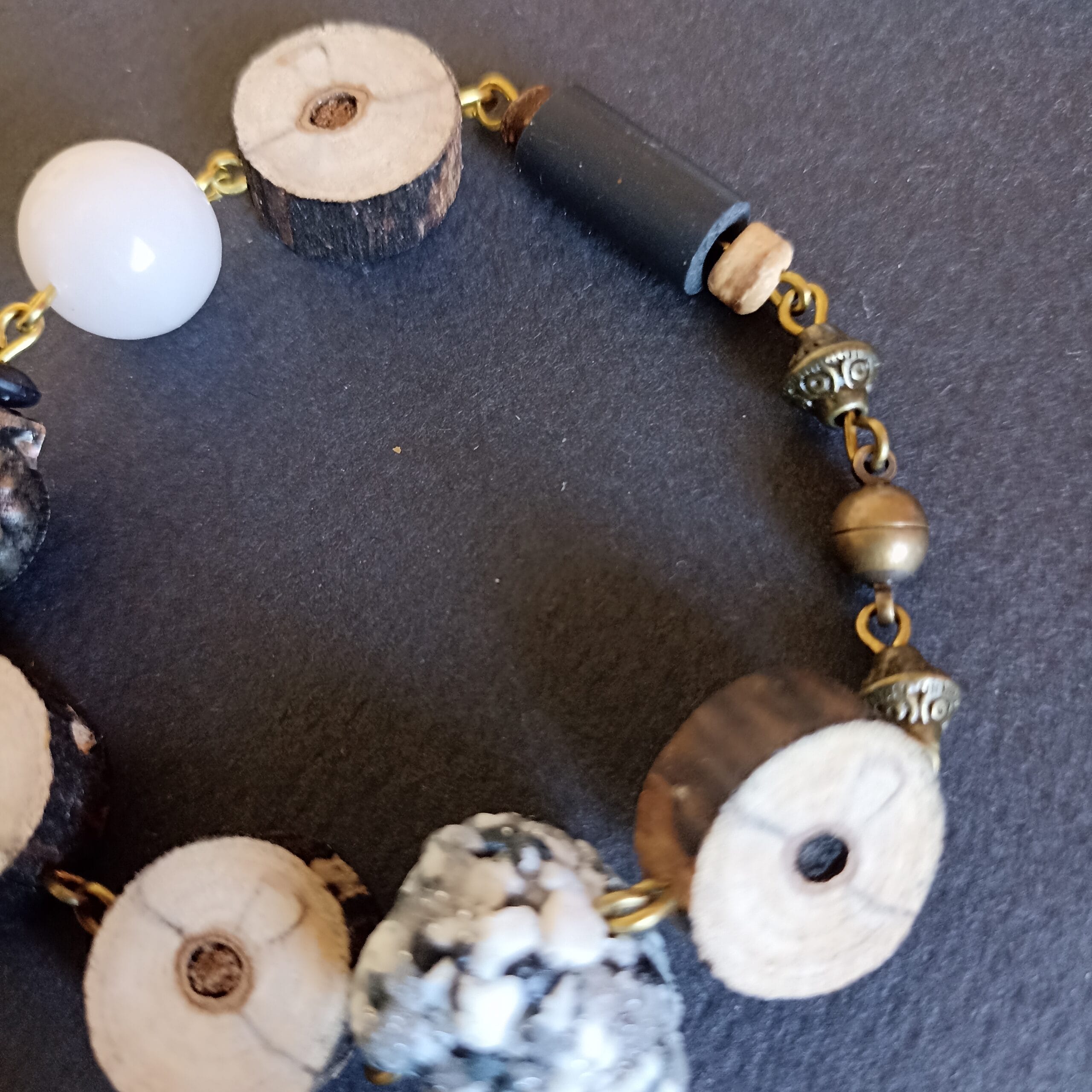 gros plan sur le bracelet Sylvana posé sur son fond noir.